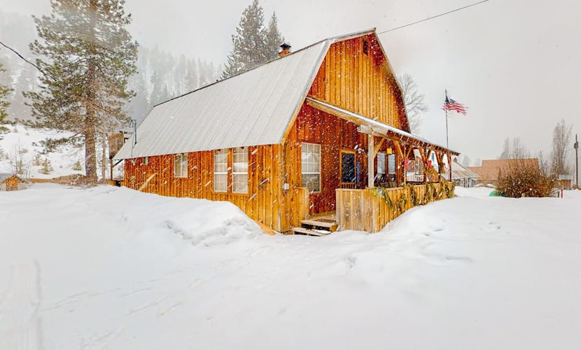 Mountain-view, dog-friendly abode with grill & W/D - near outdoor recreation