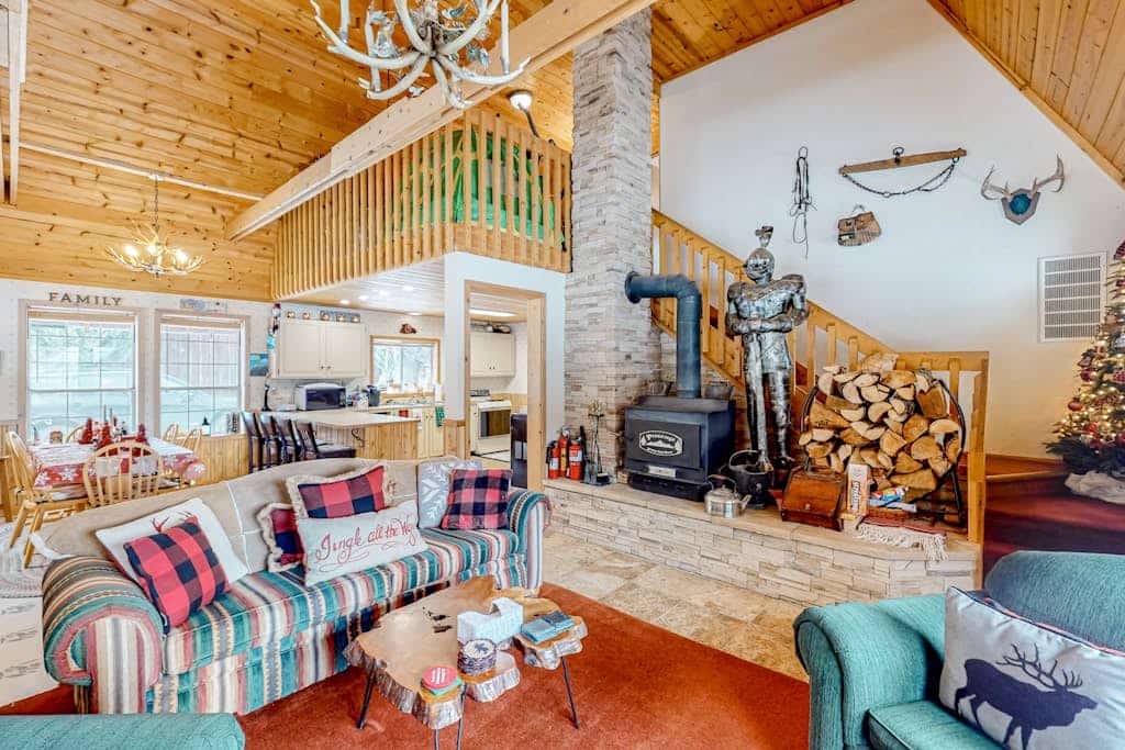 Mountain-view, dog-friendly abode with grill & W/D - near outdoor recreation