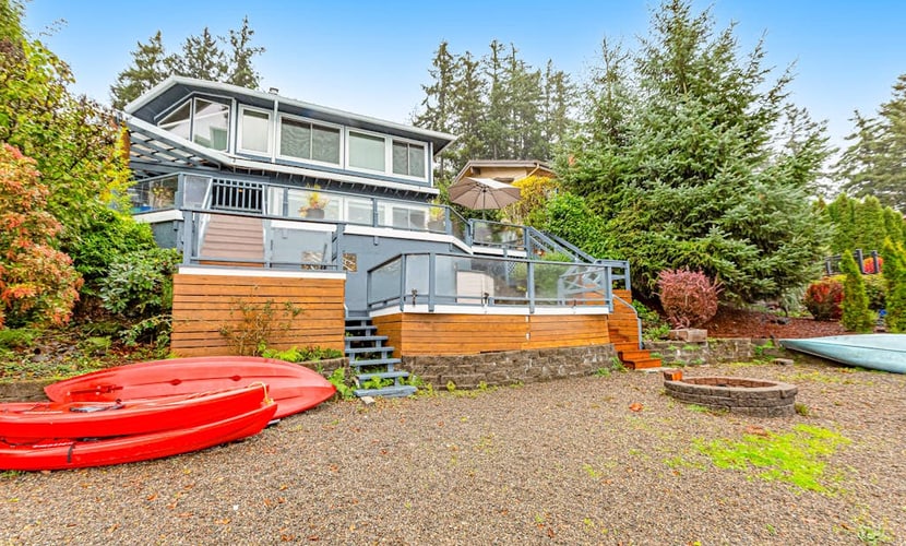 Lakefront home with canoe, kayaks, large deck, beach access, fireplace, & W/D