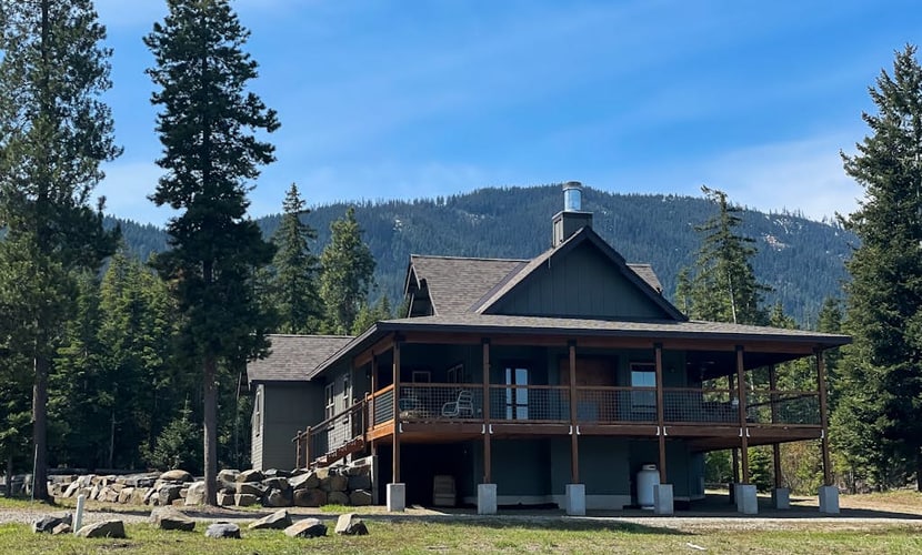 Brand new home near Cle Elum Lake, w/ deck, firepit, pickleball/basketball court