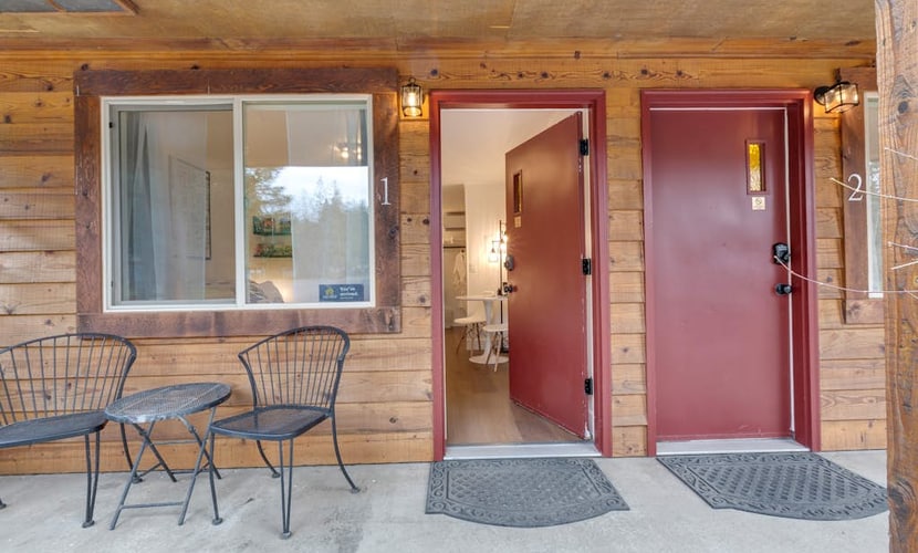 Ground-floor hiker's studio with mountain views & fast WiFi - dog-friendly