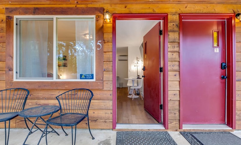 Hiker's studio with mountain views & fast WiFi - dog-friendly