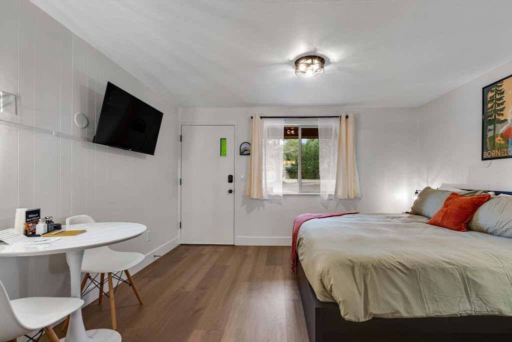 Mount Townsend Room 5 at Mount Walker Inn