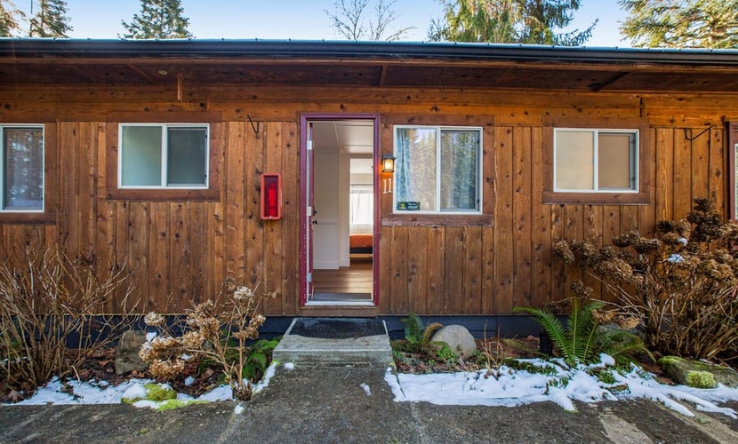Dog-friendly hiker's studio with fast WiFi & mountain views