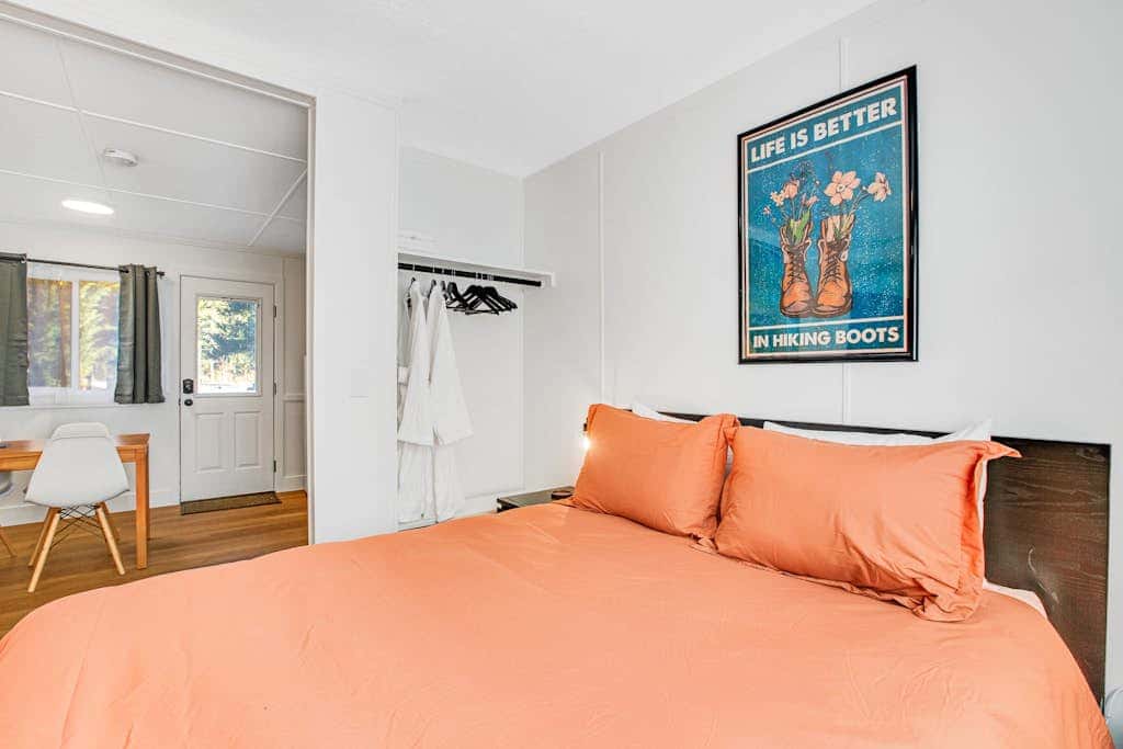 Mount Ellinor, Room 11 at Mount Walker Inn