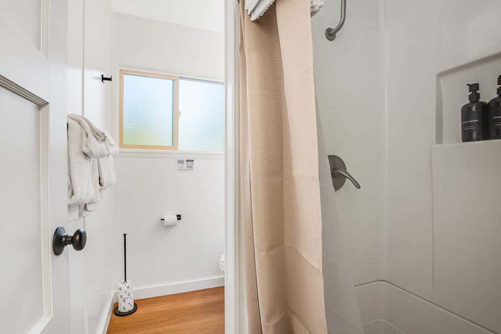 Mount Ellinor, Room 11 at Mount Walker Inn
