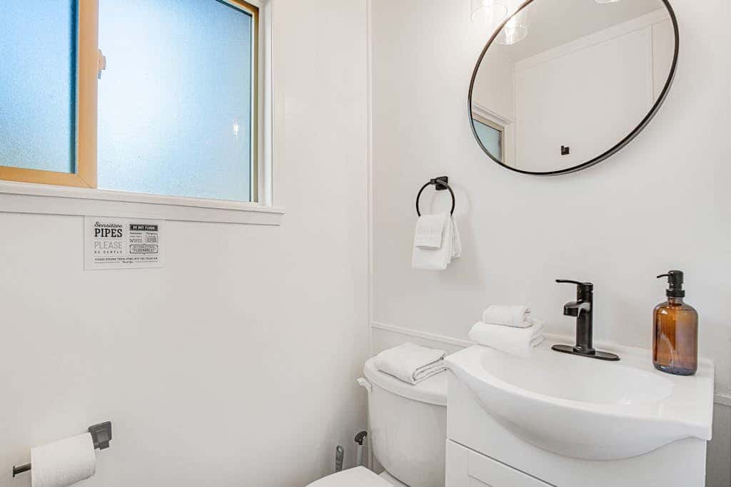 Mount Ellinor, Room 11 at Mount Walker Inn