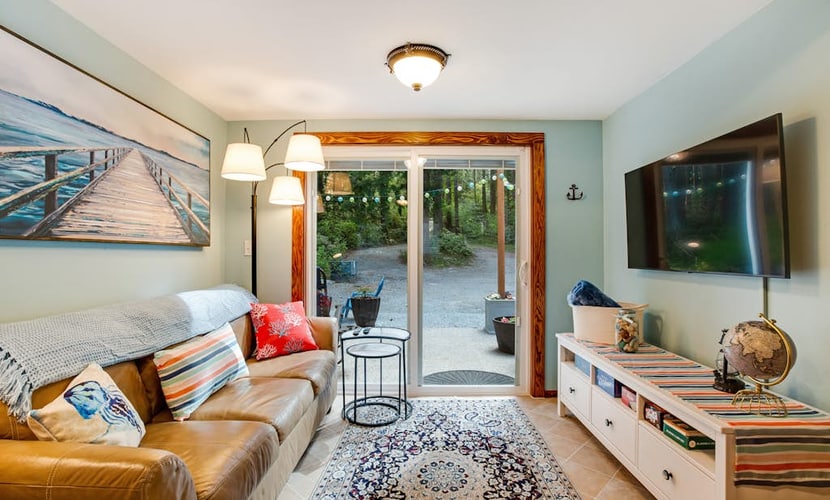 Cute cabin in gorgeous setting near the beach with firepit, WiFi, & private w/d