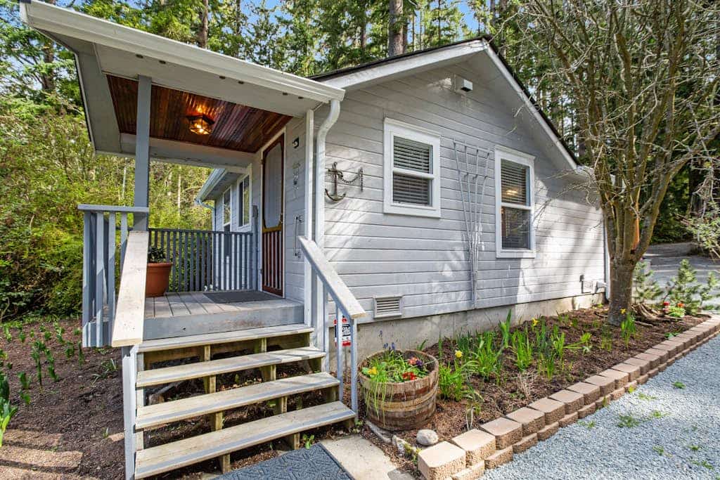 Cute cabin in gorgeous setting near the beach with firepit, WiFi, & private w/d