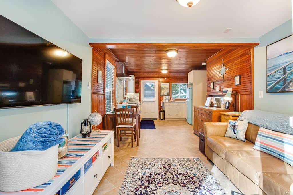 Cute cabin in gorgeous setting near the beach with firepit, WiFi, & private w/d