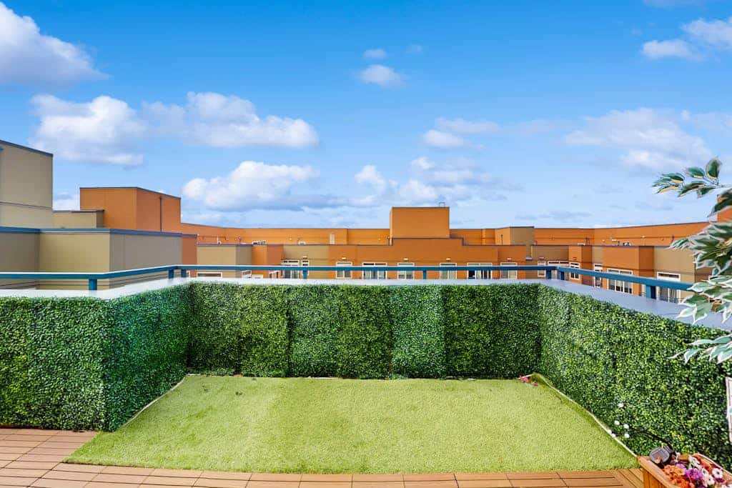 Downtown condo with private patio and shared hot tub, dog friendly amenities