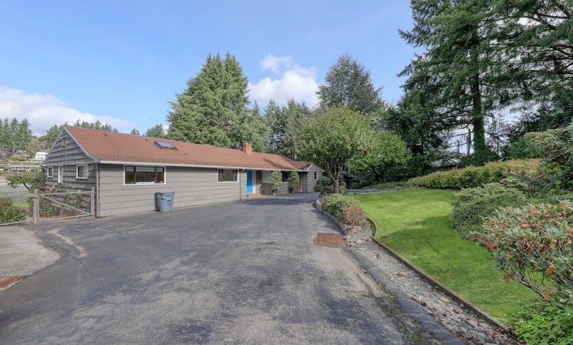 Gorgeous beachfront house w/incredible Olympic Mountain views - dogs welcome