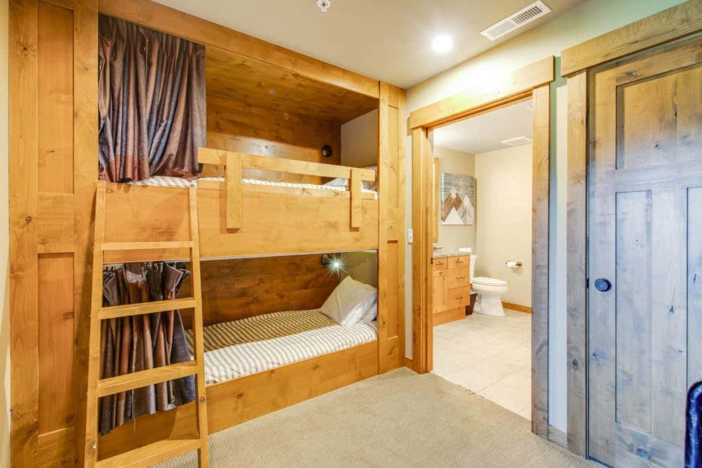 Trailhead Lodge #302