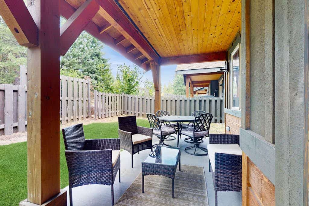 Two-story home with on-site golf, gas fireplace, gas grill, central AC, & W/D