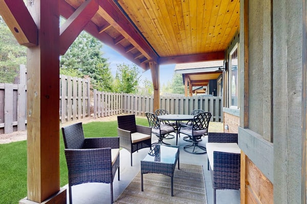 Two-story home with on-site golf, gas fireplace, gas grill, central AC, & W/D