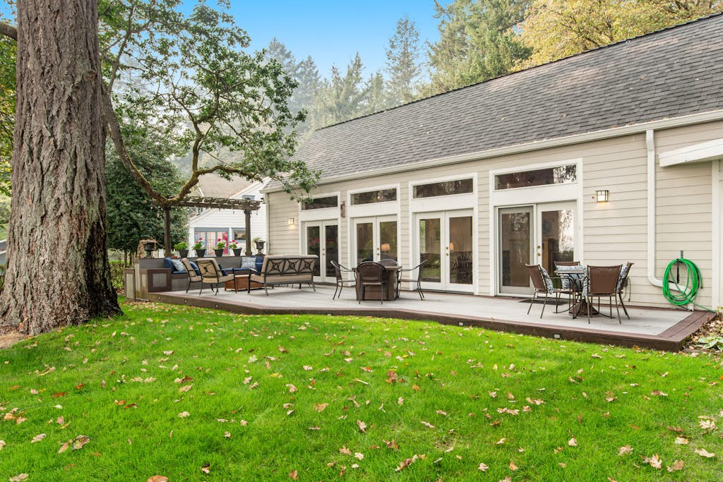 Peaceful Lakeside Retreat