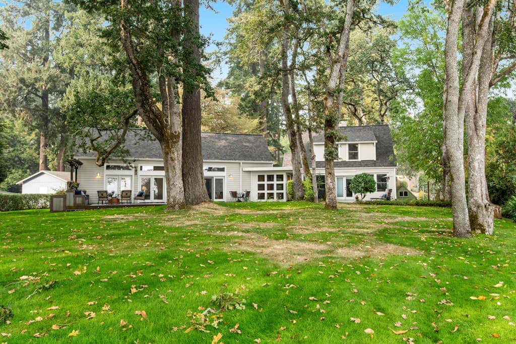 Peaceful Lakeside Retreat