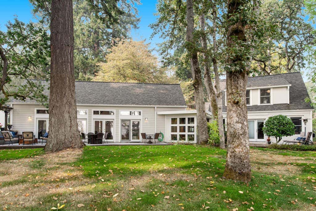 Peaceful Lakeside Retreat