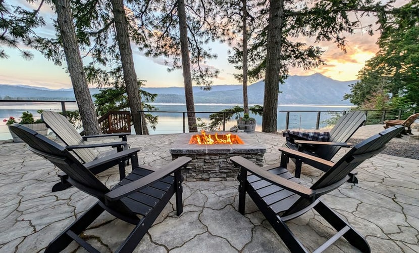 Family-friendly lakefront cabin with fire pit and deck