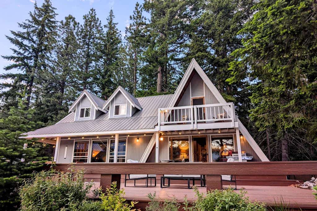 Family-friendly lakefront cabin with fire pit and deck