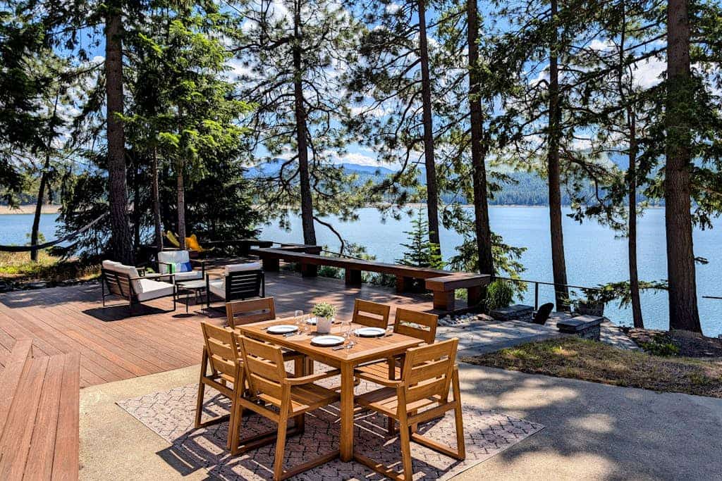 Family-friendly lakefront cabin with fire pit and deck