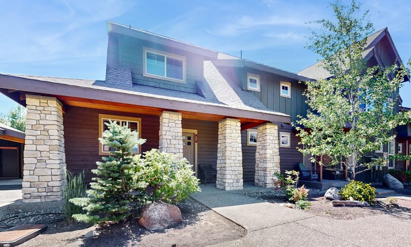 Family-friendly townhome with gas grill, fireplace, central AC and Wifi