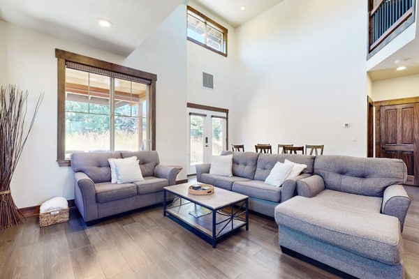 Family-friendly townhome with gas grill, fireplace, central AC and Wifi