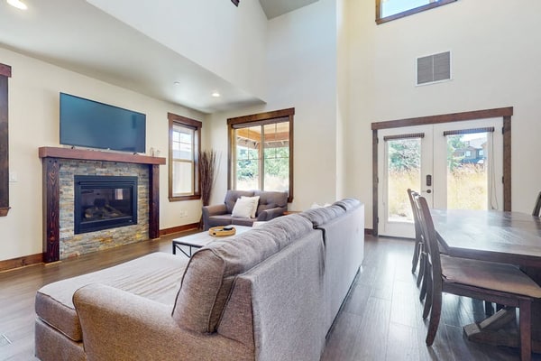 Family-friendly townhome with gas grill, fireplace, central AC and Wifi