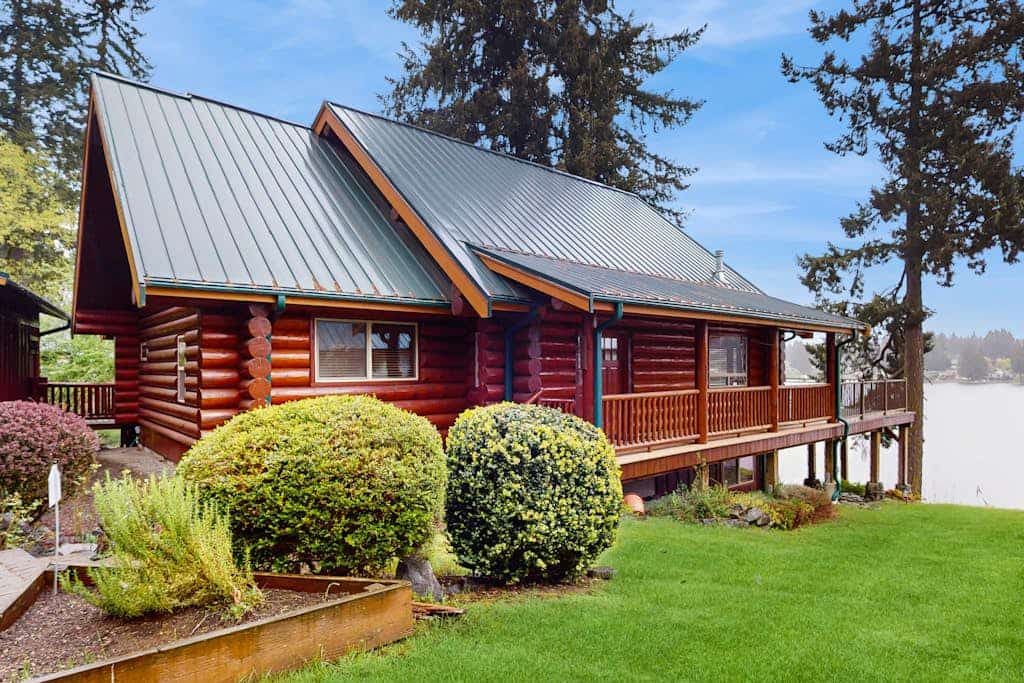 Dog-Friendly lakefront home with dock, kayaks & game room