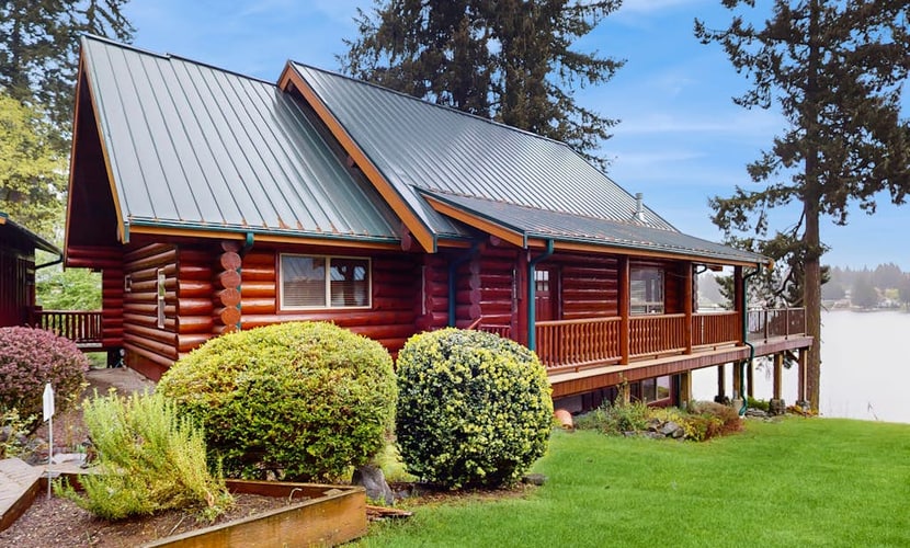 Dog-Friendly lakefront home with dock, kayaks & game room