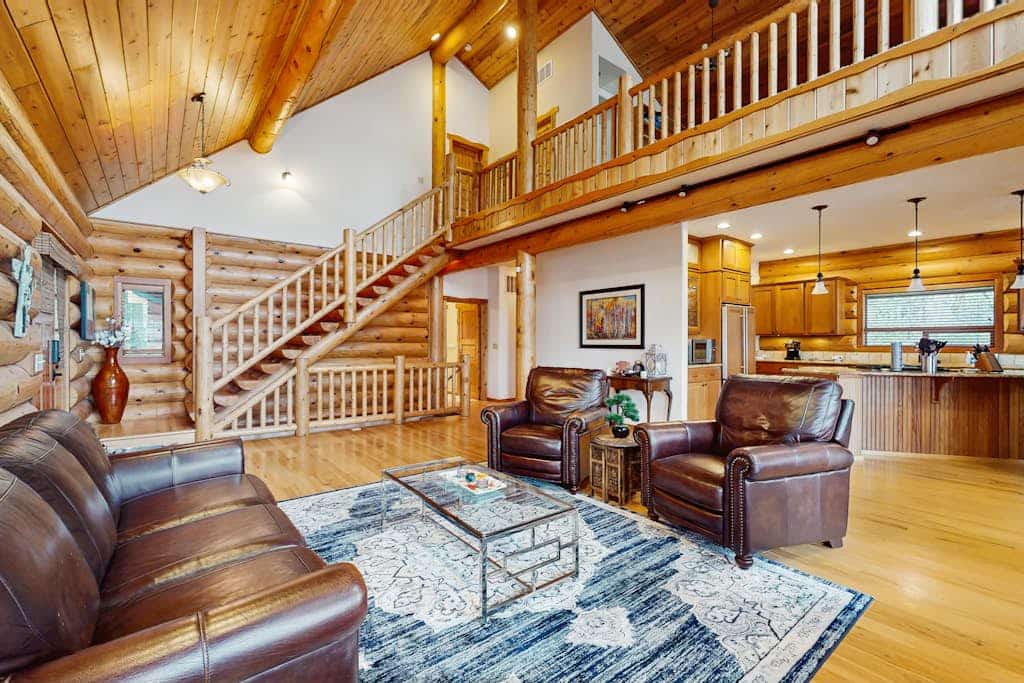 Dog-Friendly lakefront home with dock, kayaks & game room