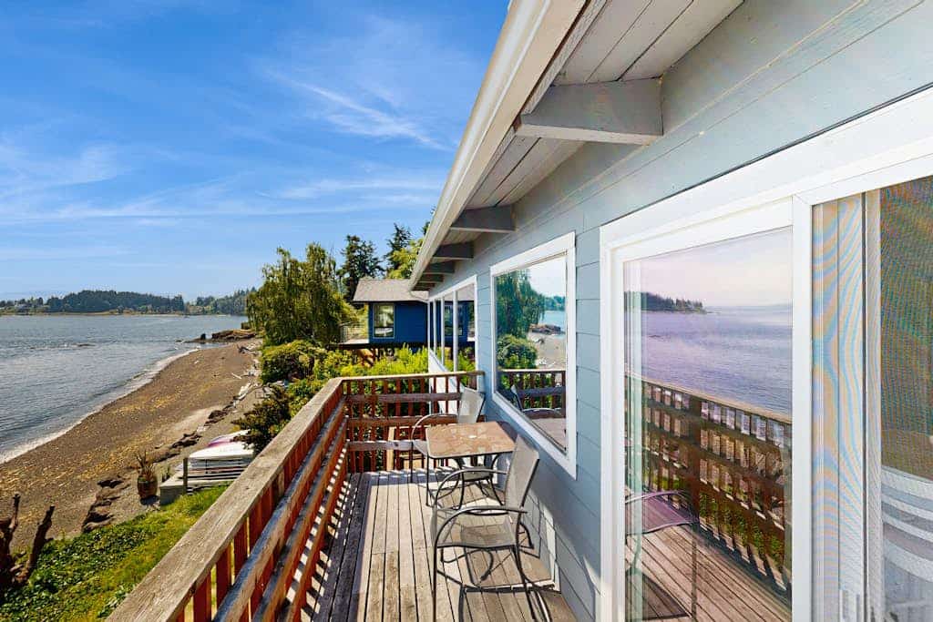 Charming waterfront home with furnished deck & beach access