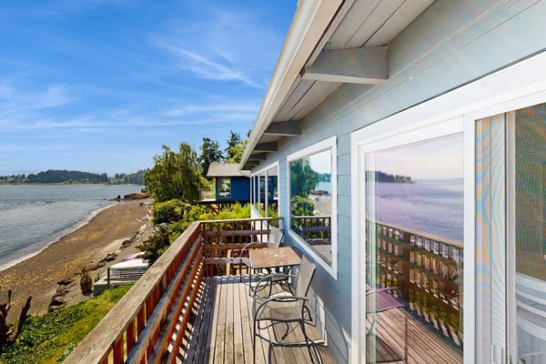 Charming waterfront home with furnished deck & beach access