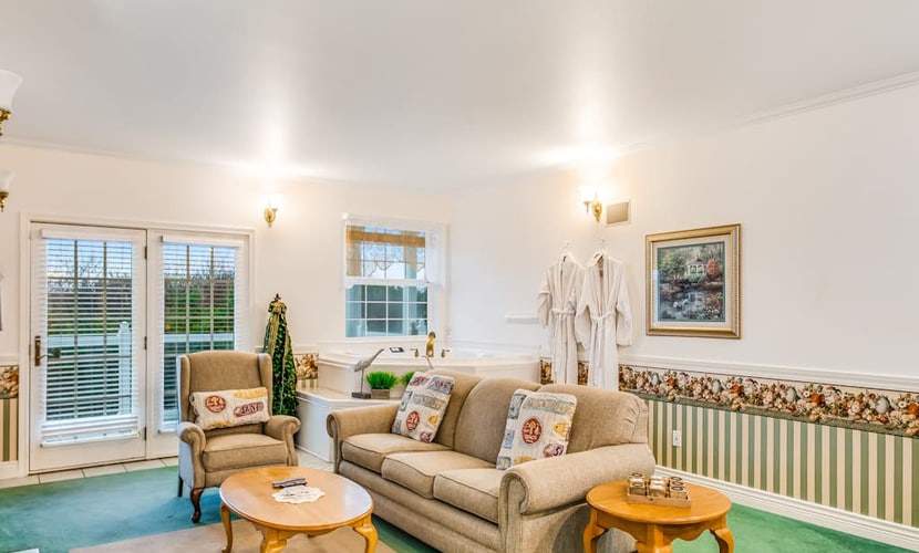 Romantic suite w/ fireplace, jetted tub & full kitchen