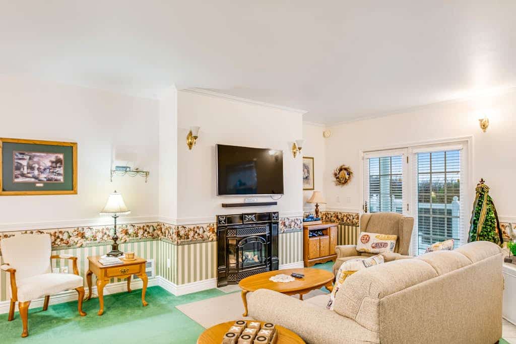 Romantic suite w/ fireplace, jetted tub & full kitchen