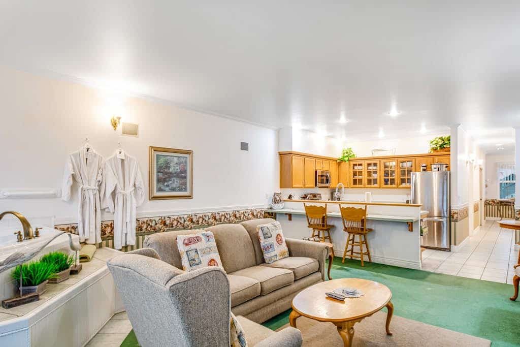 Romantic suite w/ fireplace, jetted tub & full kitchen