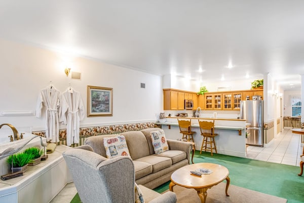 Romantic suite w/ fireplace, jetted tub & full kitchen