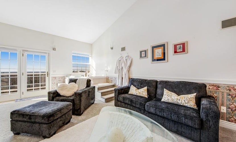 Beach front & ocean view condo with balcony, fireplace