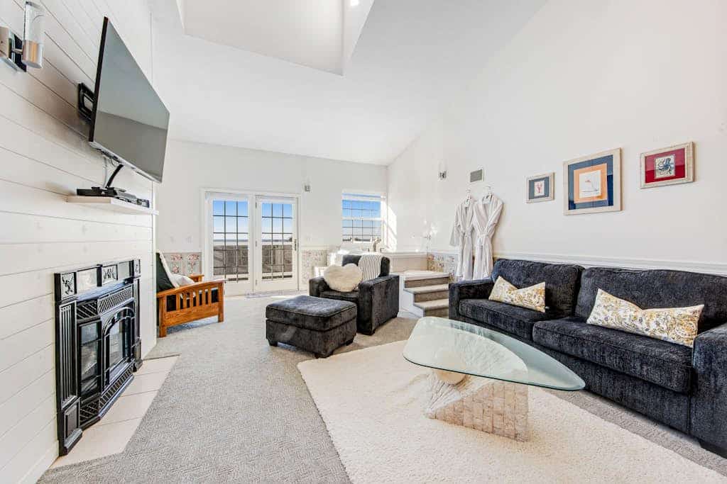 Beach front & ocean view condo with balcony, fireplace