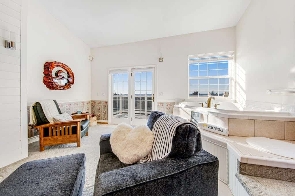 Beach front & ocean view condo with balcony, fireplace