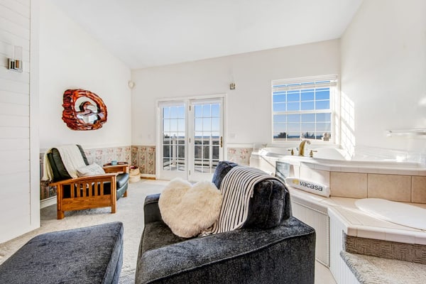 Beach front & ocean view condo with balcony, fireplace
