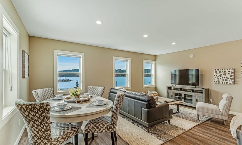 Charming Liberty Bay condo with bay views, high-speed WiFi, & washer/dryer