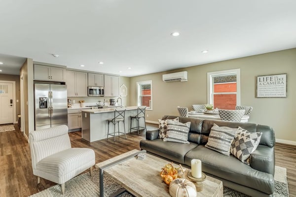 Charming Liberty Bay condo with bay views, high-speed WiFi, & washer/dryer
