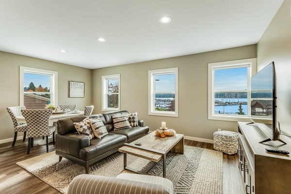 Charming Liberty Bay condo with bay views, high-speed WiFi, & washer/dryer