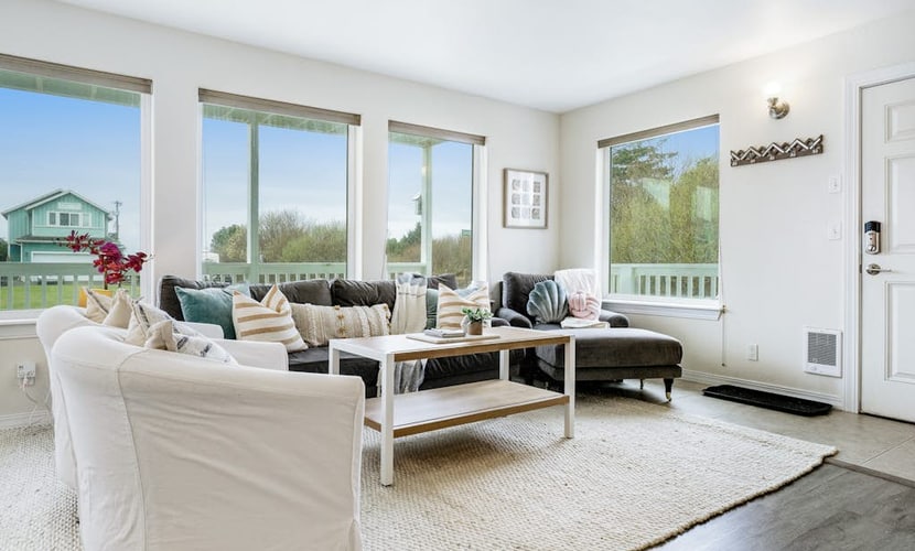 Family-Friendly, Two-Level Home w/Free WiFi, Gas Grill, Washer/Dryer, & Balcony