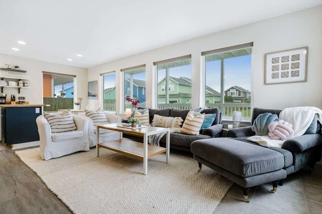 Family-Friendly, Two-Level Home w/Free WiFi, Gas Grill, Washer/Dryer, & Balcony
