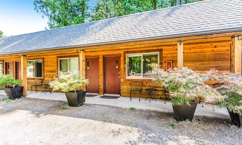 Dog-friendly studio close to hiking with mountain views & fast WiFi