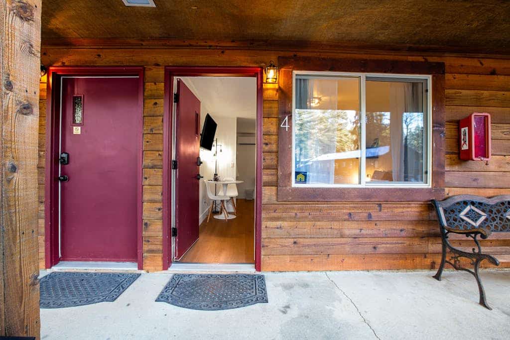 Dog-friendly studio close to hiking with mountain views & fast WiFi