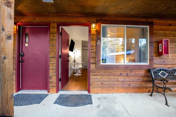 Dog-friendly studio close to hiking with mountain views & fast WiFi