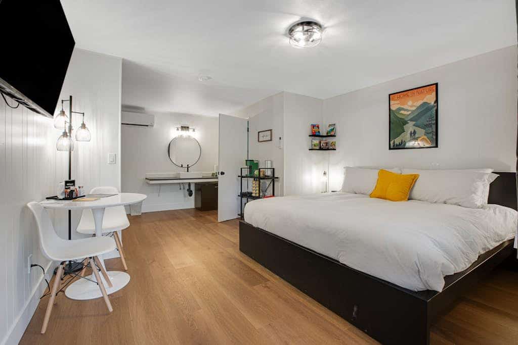 Dog-friendly studio close to hiking with mountain views & fast WiFi